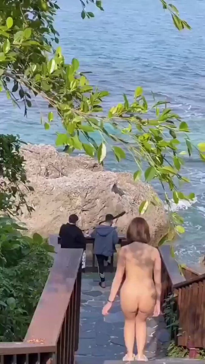 Seaside Nude Woman Boldly Descends the Stairs! Perky Butt Sways in Full-Nude Temptation