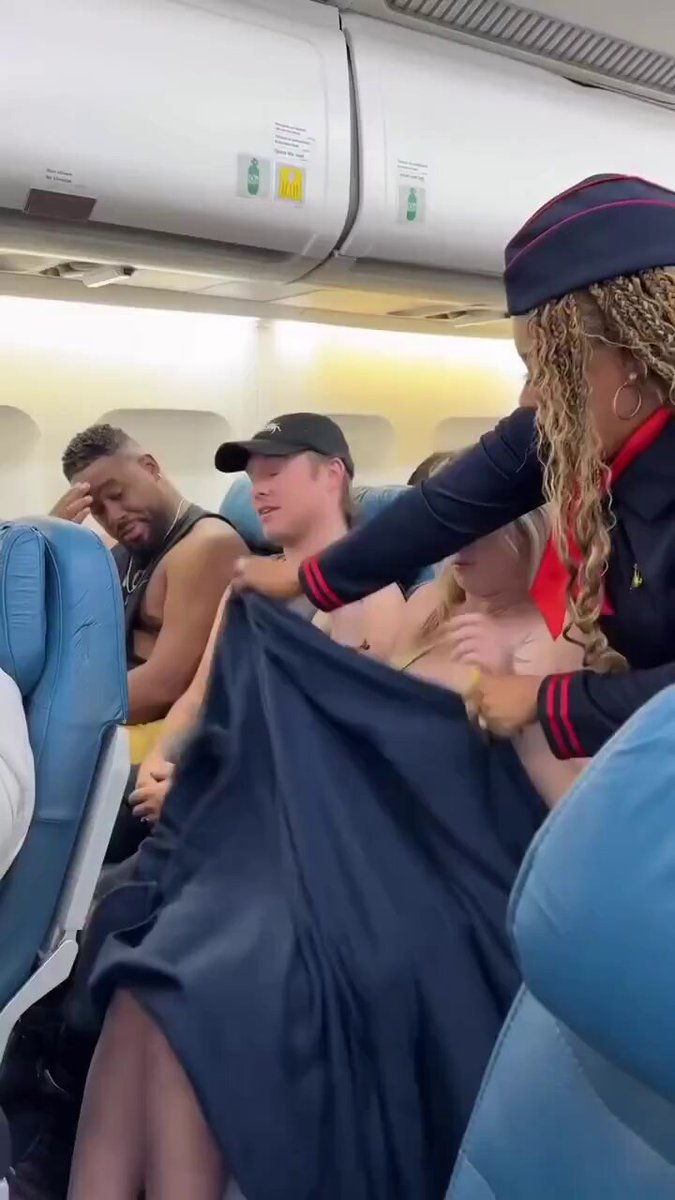 En flyvertinnes tilbud om et teppe til en kvinne for å dekke seg til har skapt kontrovers. Hva synes du, Yuanfang? 