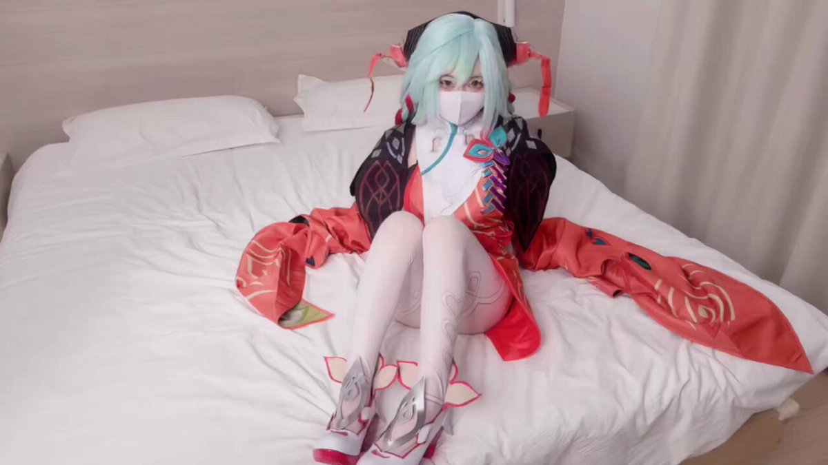 Cosplay青发萝莉翘臀后入狂插 痛叫连连高潮喷汁